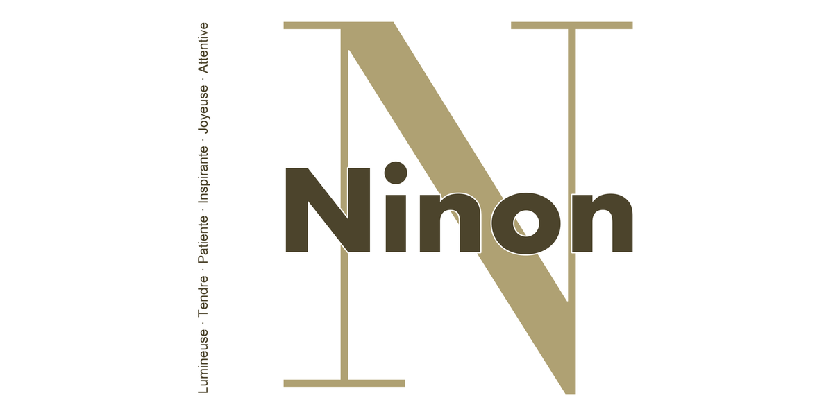Visuel à plat du mug prénom Ninon : initiale N pleine hauteur, prénom Ninon centré et ligne verticale « Lumineuse · Tendre · Patiente · Inspirante · Joyeuse · Attentive »