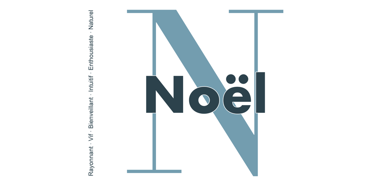 Visuel à plat du mug prénom Noël : initiale N pleine hauteur, prénom Noël centré et ligne verticale « Rayonnant · Vif · Bienveillant · Intuitif · Enthousiaste · Naturel »