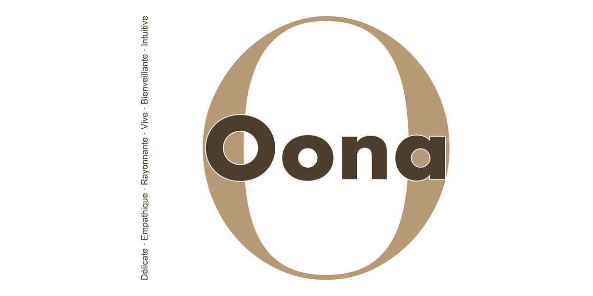 Visuel à plat du mug prénom Oona : initiale O pleine hauteur, prénom Oona centré et ligne verticale « Délicate · Empathique · Rayonnante · Vive · Bienveillante · Intuitive »