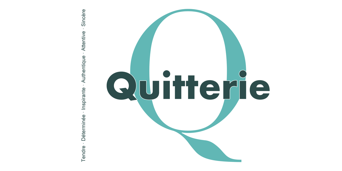 Visuel à plat du mug prénom Quitterie : initiale Q pleine hauteur, prénom Quitterie centré et ligne verticale « Tendre · Déterminée · Inspirante · Authentique · Attentive · Sincère »