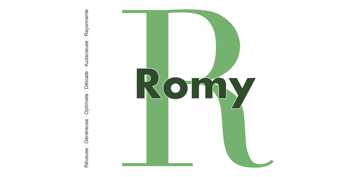 Visuel à plat du mug prénom Romy : initiale R pleine hauteur, prénom Romy centré et ligne verticale « Rêveuse · Généreuse · Optimiste · Délicate · Audacieuse · Rayonnante »