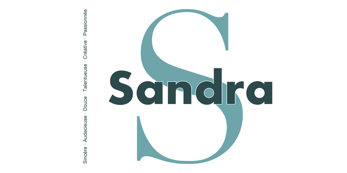 Visuel à plat du mug prénom Sandra : initiale S pleine hauteur, prénom Sandra centré et ligne verticale « Sincère · Audacieuse · Douce · Talentueuse · Créative · Passionnée »