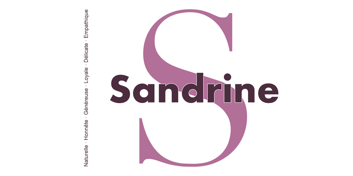 Visuel à plat du mug prénom Sandrine : initiale S pleine hauteur, prénom Sandrine centré et ligne verticale « Naturelle · Honnête · Généreuse · Loyale · Délicate · Empathique »