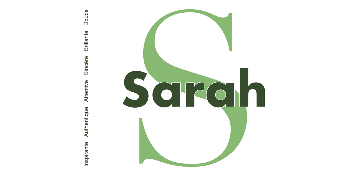 Visuel à plat du mug prénom Sarah : initiale S pleine hauteur, prénom Sarah centré et ligne verticale « Inspirante · Authentique · Attentive · Sincère · Brillante · Douce »