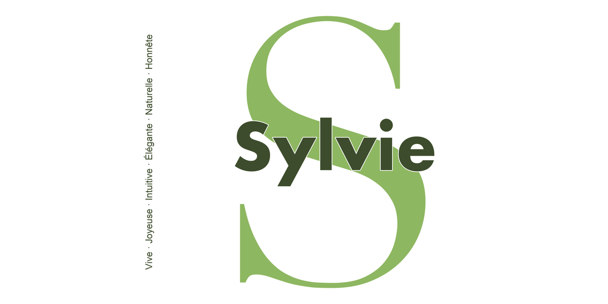 Visuel à plat du mug prénom Sylvie : initiale S pleine hauteur, prénom Sylvie centré et ligne verticale « Vive · Joyeuse · Intuitive · Élégante · Naturelle · Honnête »