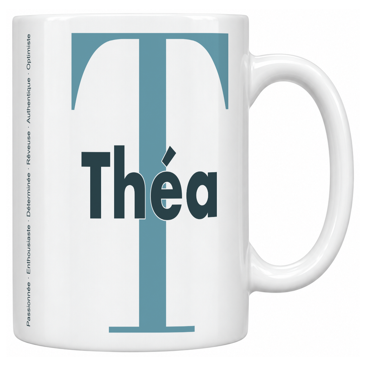 Mug blanc céramique 330 ml prénom Théa : grande initiale T, prénom Théa en lettres bold et six qualités verticales sur le côté
