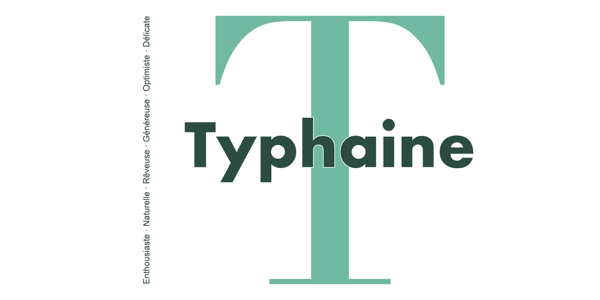 Visuel à plat du mug prénom Typhaine : initiale T pleine hauteur, prénom Typhaine centré et ligne verticale « Enthousiaste · Naturelle · Rêveuse · Généreuse · Optimiste · Délicate »