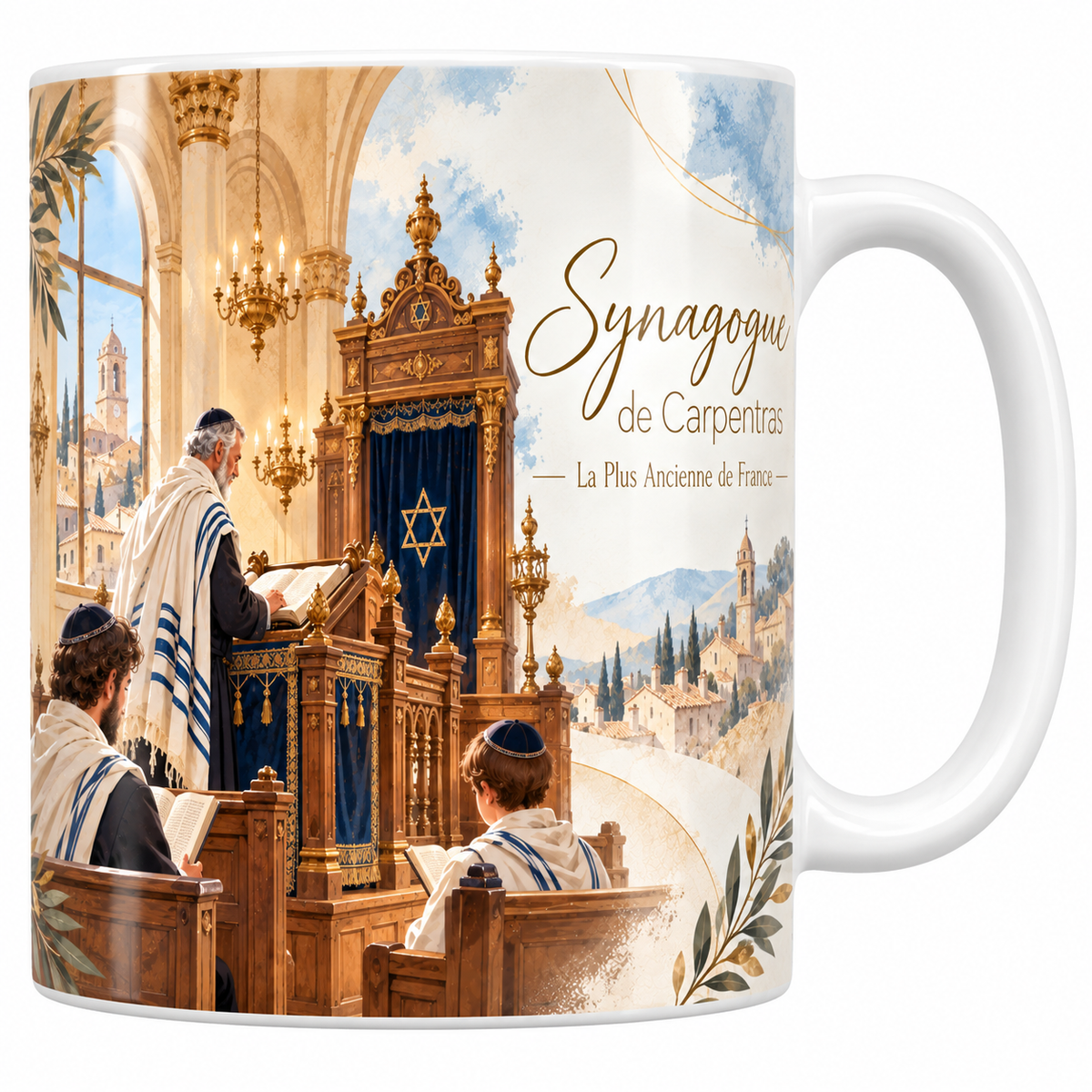 Mug céramique blanche 330 ml illustré de la synagogue de Carpentras à l'aquarelle, un officiant en talit rayé debout à la tébah de bois sculpté, l'arche sainte au rideau bleu frappé d'une étoile de David, des fidèles assis en talit et le titre Synagogue de Carpentras en lettres dorées