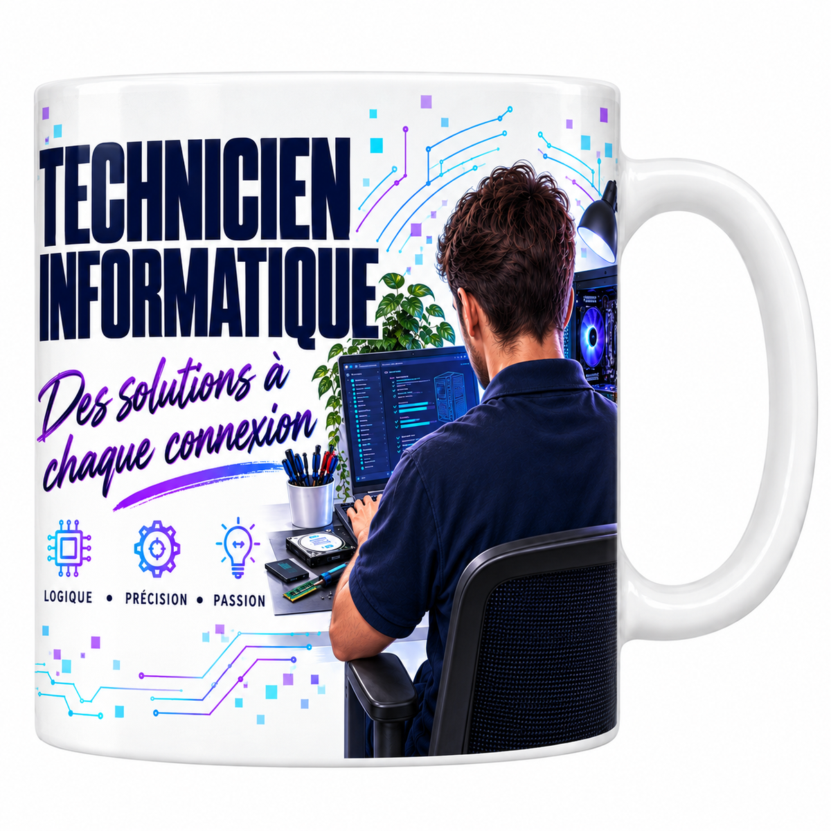 Mug technicien informatique en céramique blanche 330 ml, décor de circuits imprimés bleu et violet, la mention TECHNICIEN INFORMATIQUE en grand et la phrase manuscrite Des Solutions à Chaque Connexion, un technicien en polo assis de dos devant une unité centrale ouverte, trois valeurs logique, précision, passion