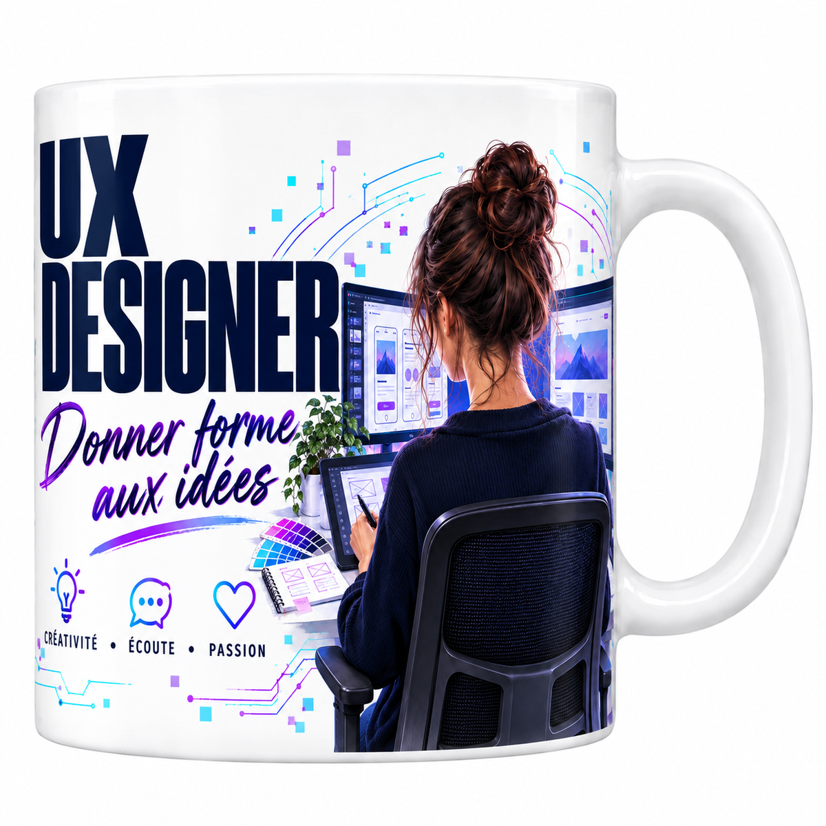 Mug UX designer en céramique blanche 330 ml, décor de circuits imprimés bleu et violet, la mention UX DESIGNER en grand et la phrase manuscrite Donner Forme aux Idées, une conceptrice assise de dos devant ses gabarits, trois valeurs créativité, écoute, passion