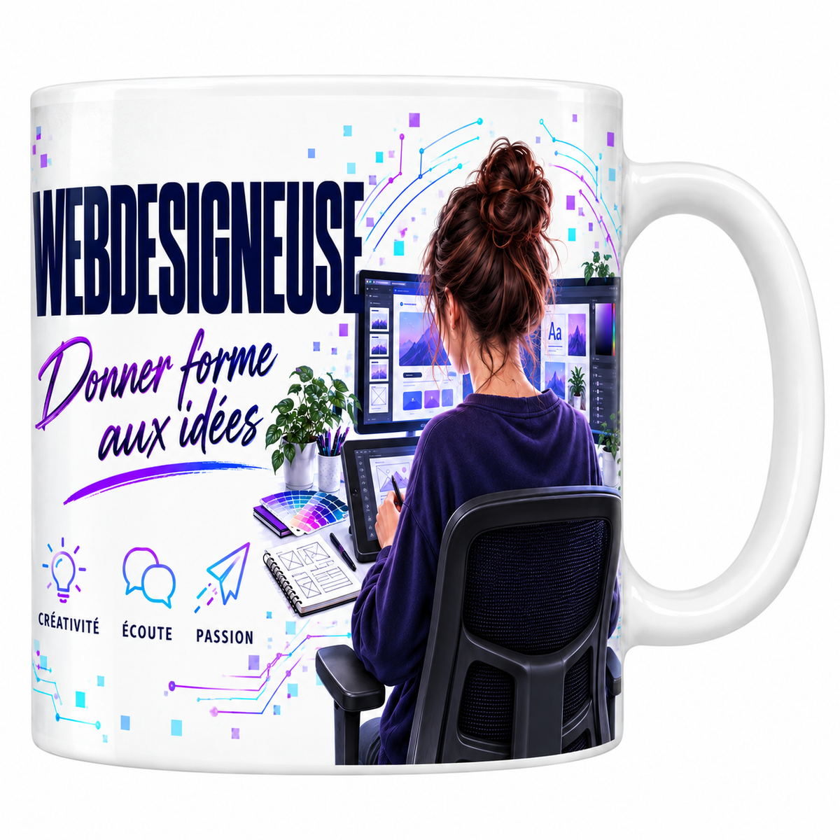 Mug webdesigneuse en céramique blanche 330 ml, décor de circuits imprimés bleu et violet, le mot WEBDESIGNEUSE en grand et la phrase manuscrite Donner Forme aux Idées, une webdesigneuse assise de dos devant ses maquettes, trois valeurs créativité, écoute, passion