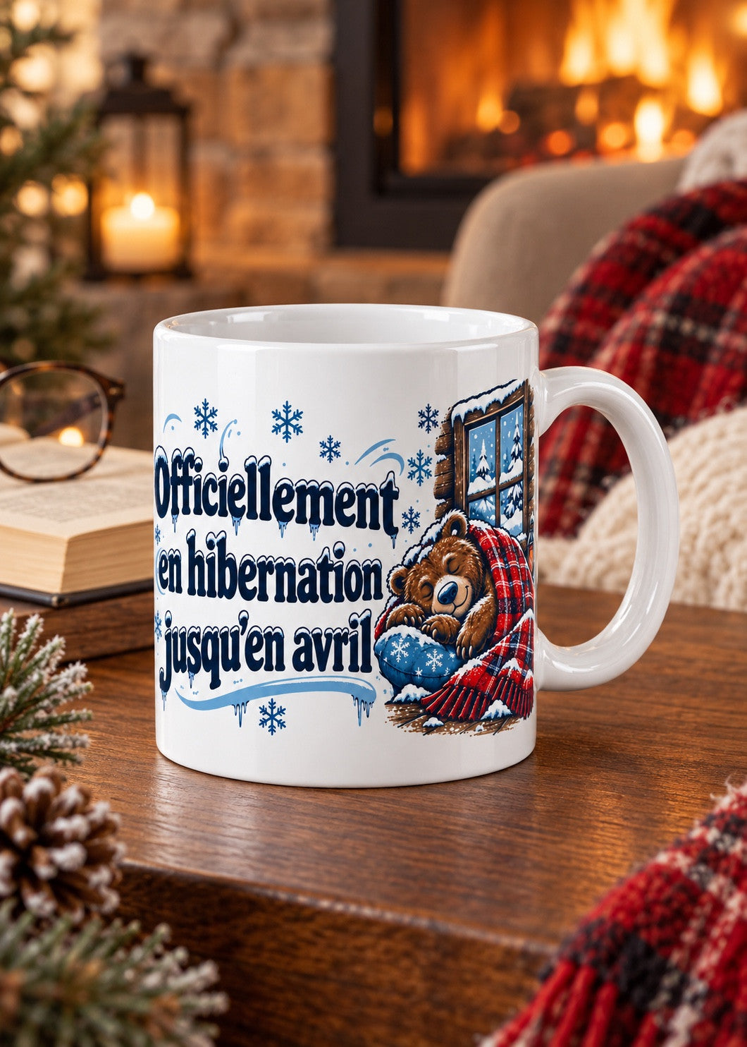 Mug « Officiellement en hibernation jusqu'en avril » en situation, mise en scène hivernale