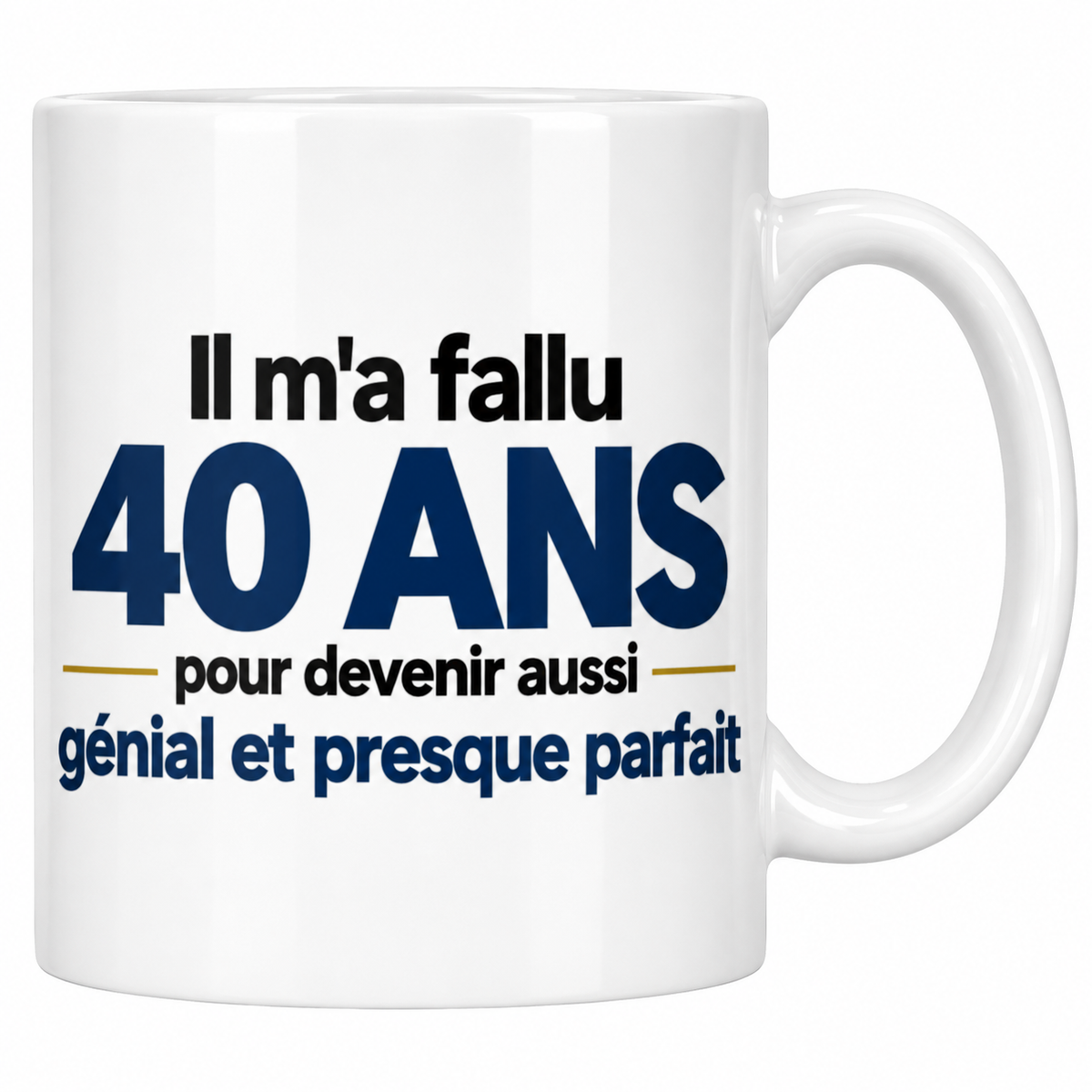 Mug blanc 40 ans homme avec le texte Il m'a fallu 40 ans pour devenir aussi génial et presque parfait en bleu marine et doré