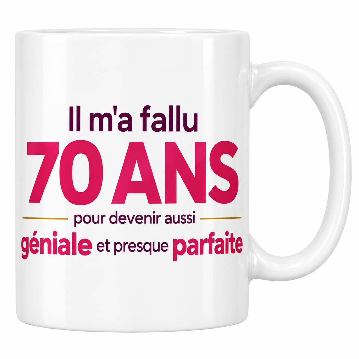 Mug blanc 70 ans femme avec le texte Il m'a fallu 70 ans pour devenir aussi géniale et presque parfaite en framboise