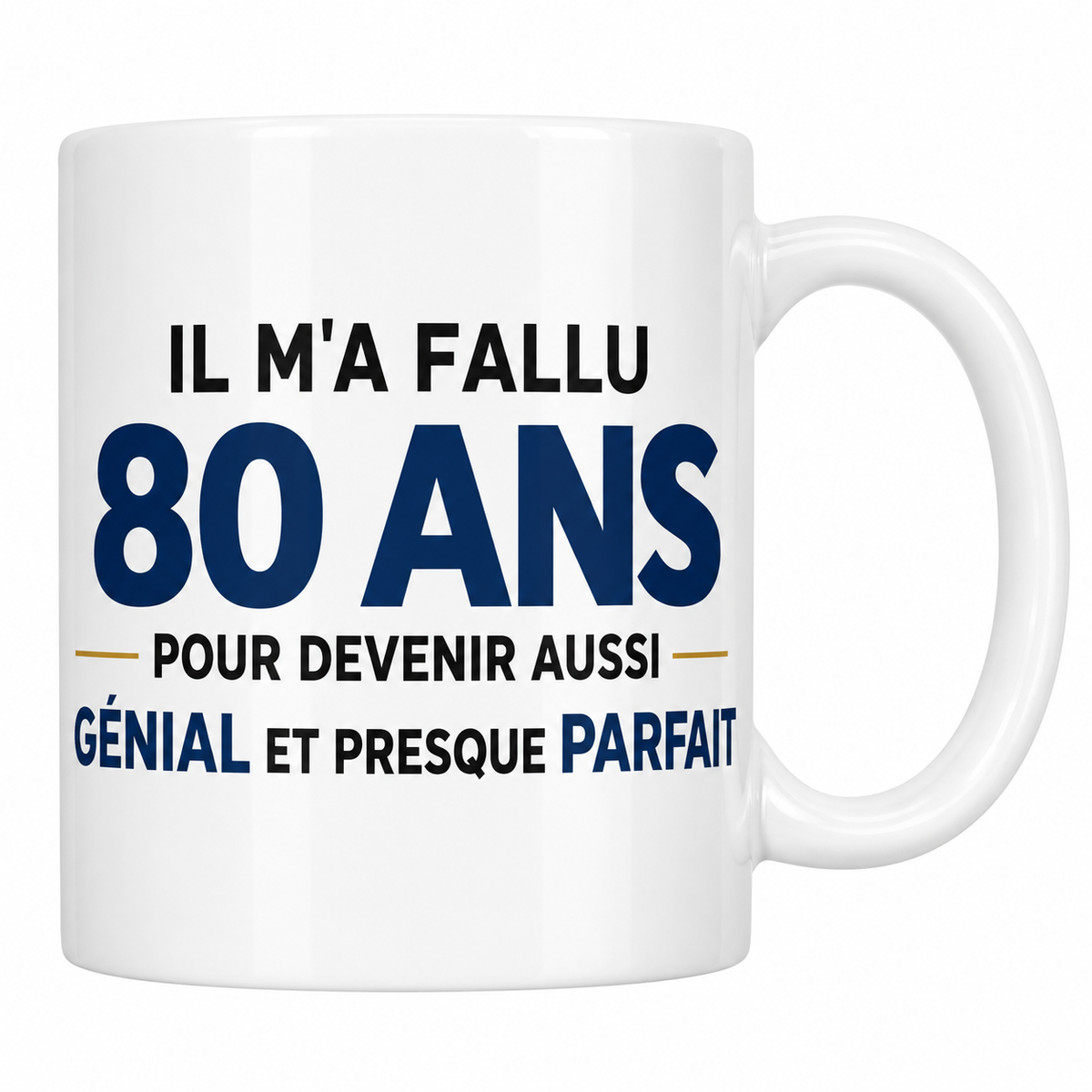 Mug blanc 80 ans homme avec le texte Il m'a fallu 80 ans pour devenir aussi génial et presque parfait en bleu marine