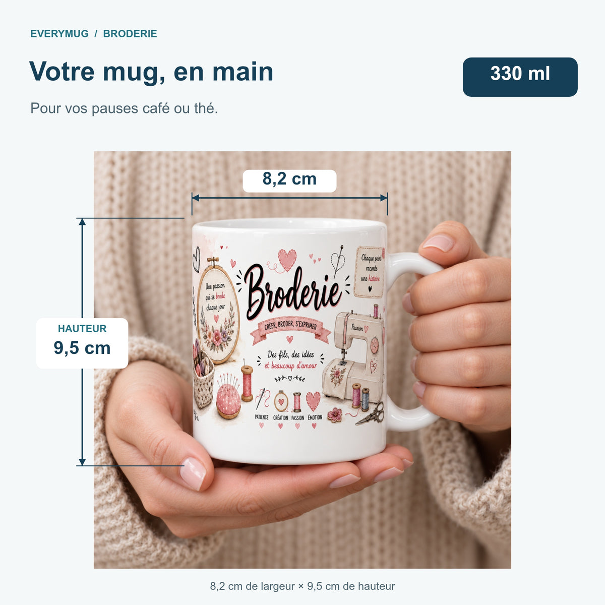 Mug Broderie tenu en main : 8,2 cm de largeur, 9,5 cm de hauteur, 330 ml