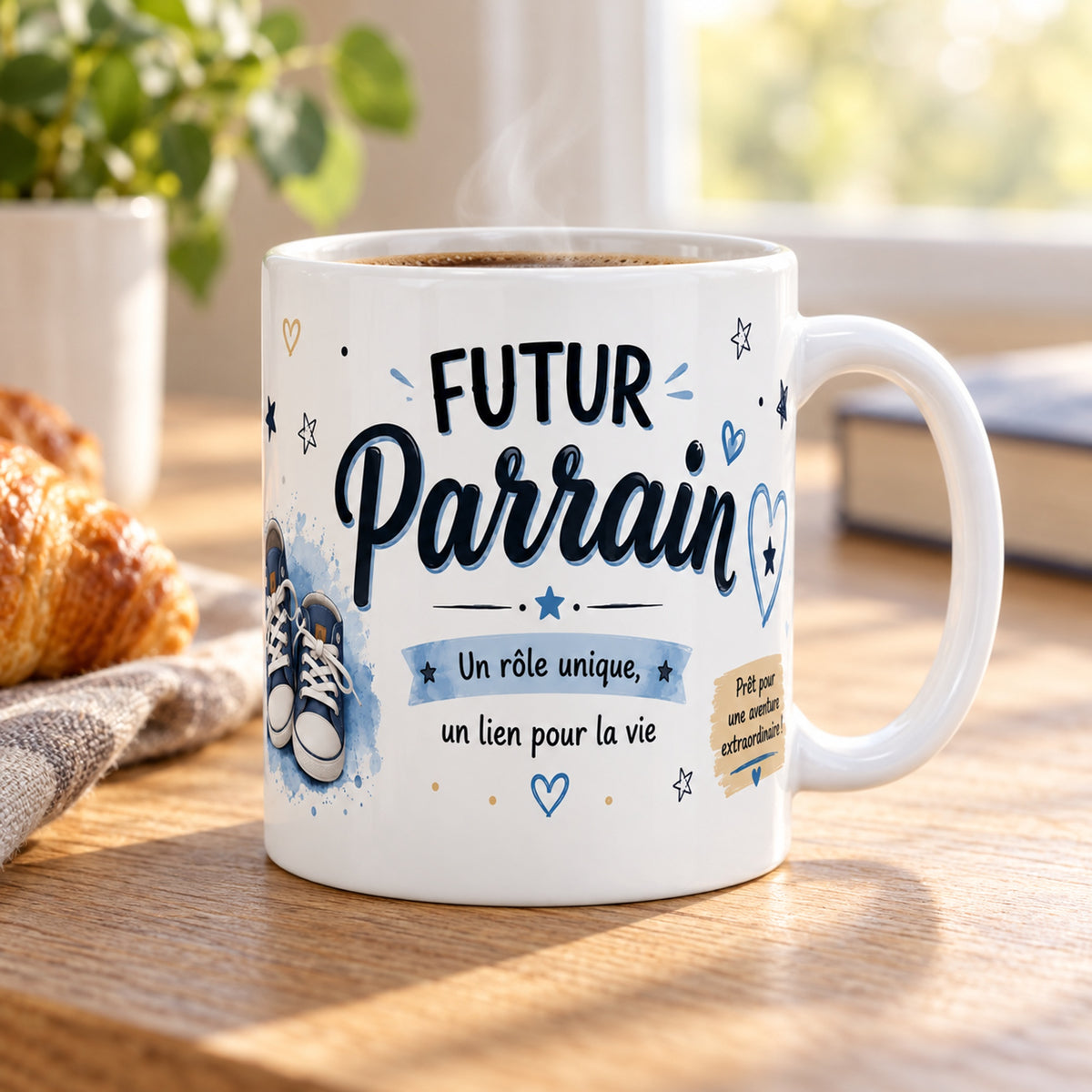 Mug Futur Parrain « Annonce de Baptême » posé sur une table en bois avec un croissant, pause café