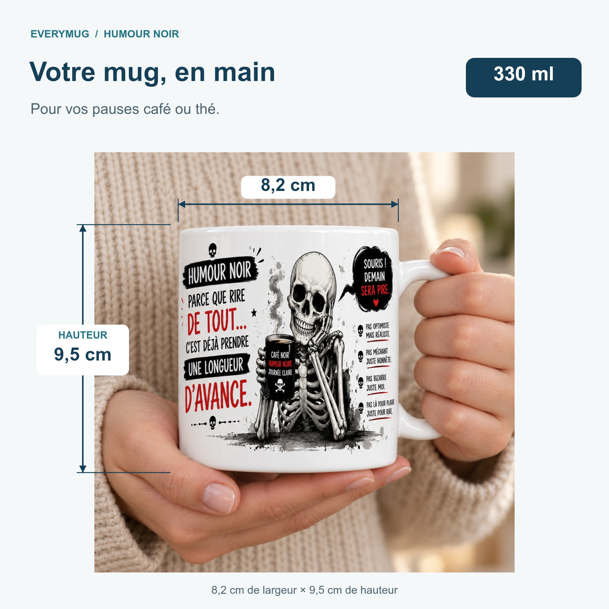 Mug Humour Noir tenu en main : 8,2 cm de largeur, 9,5 cm de hauteur, 330 ml