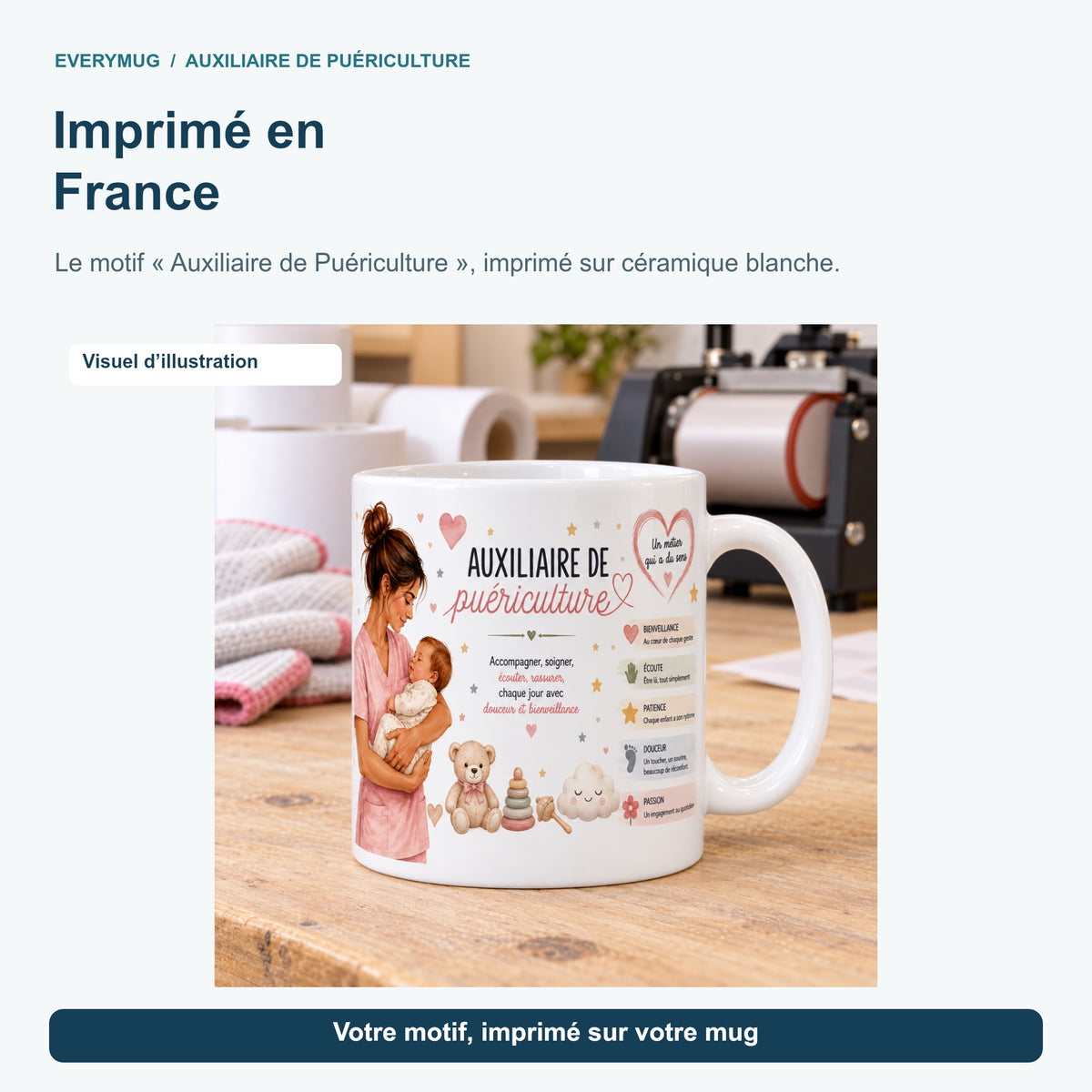 Mug Auxiliaire de Puériculture dans l'atelier d'impression en France, près de la presse à mugs