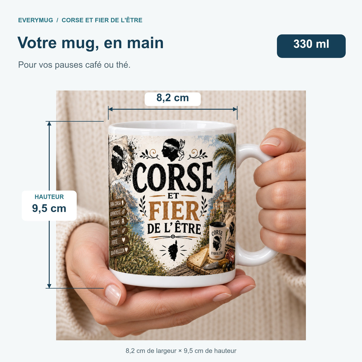 Mug Corse et Fier de l'Être tenu en main : 8,2 cm de largeur, 9,5 cm de hauteur, 330 ml
