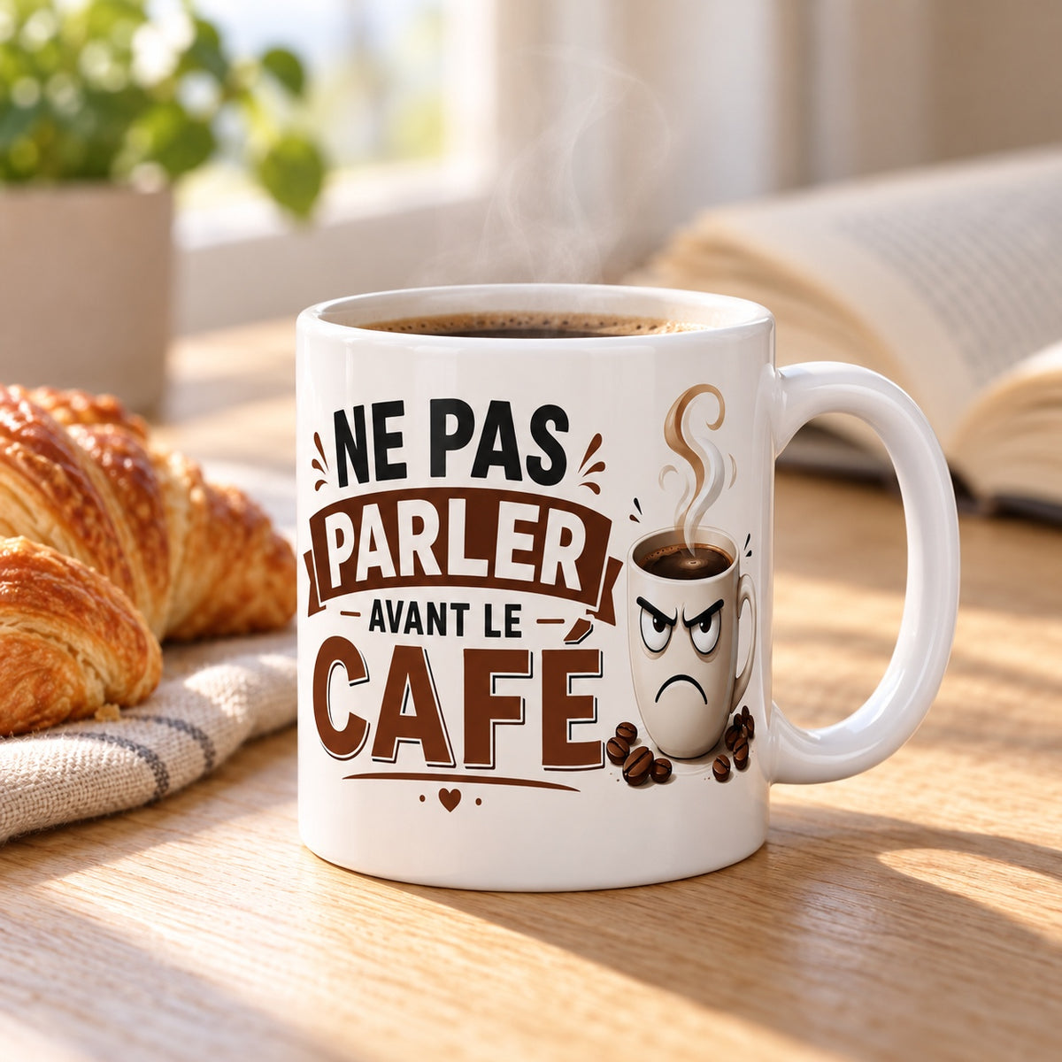 Mug Ne Pas Parler Avant le Café « Humour du Matin » posé sur une table en bois avec un croissant, pause café