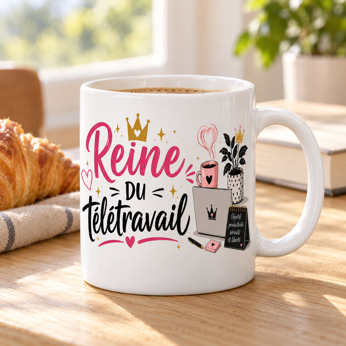 Mug Reine du Télétravail « Productivité & Liberté » posé sur une table en bois avec un croissant, pause café