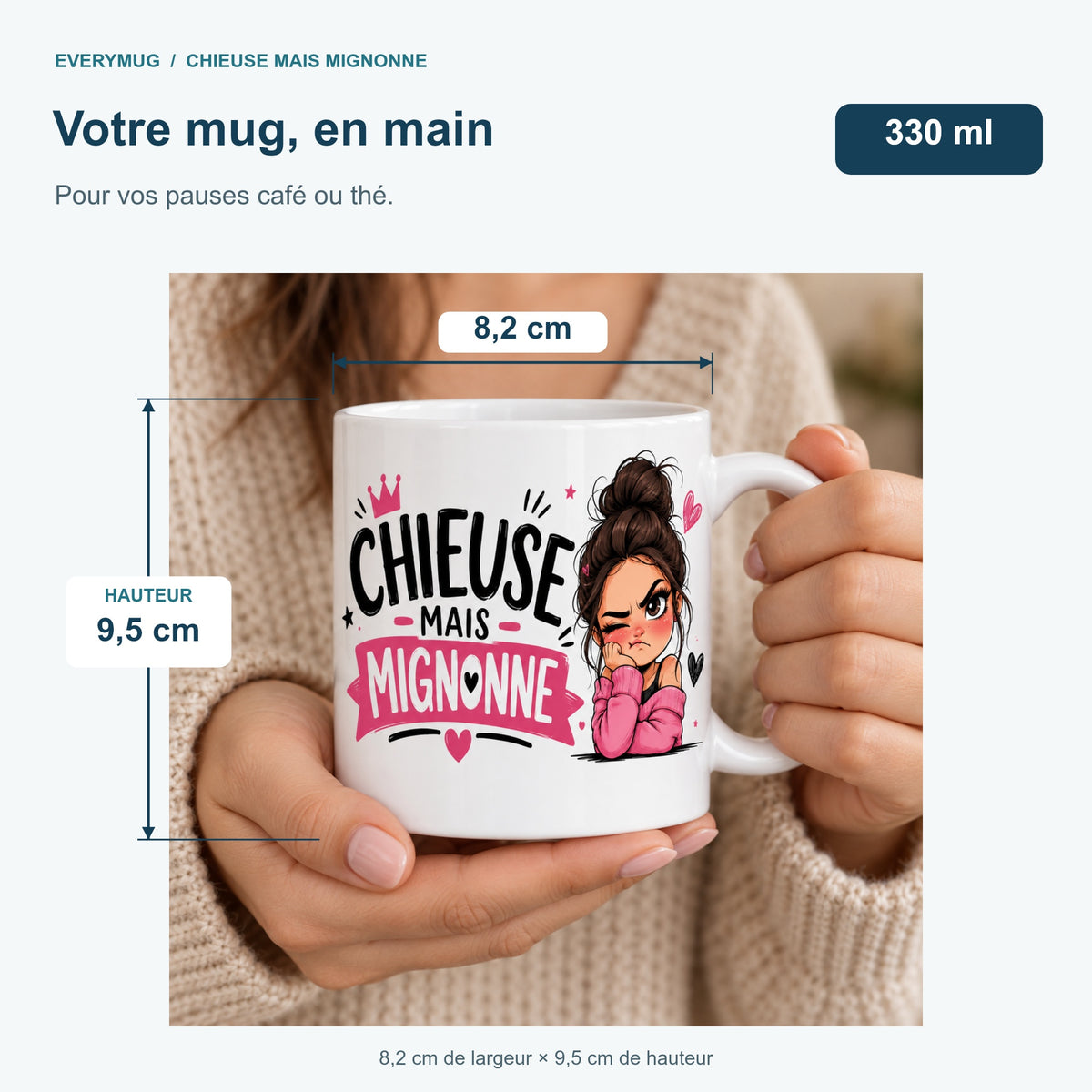 Mug Chieuse mais Mignonne tenu en main : 8,2 cm de largeur, 9,5 cm de hauteur, 330 ml