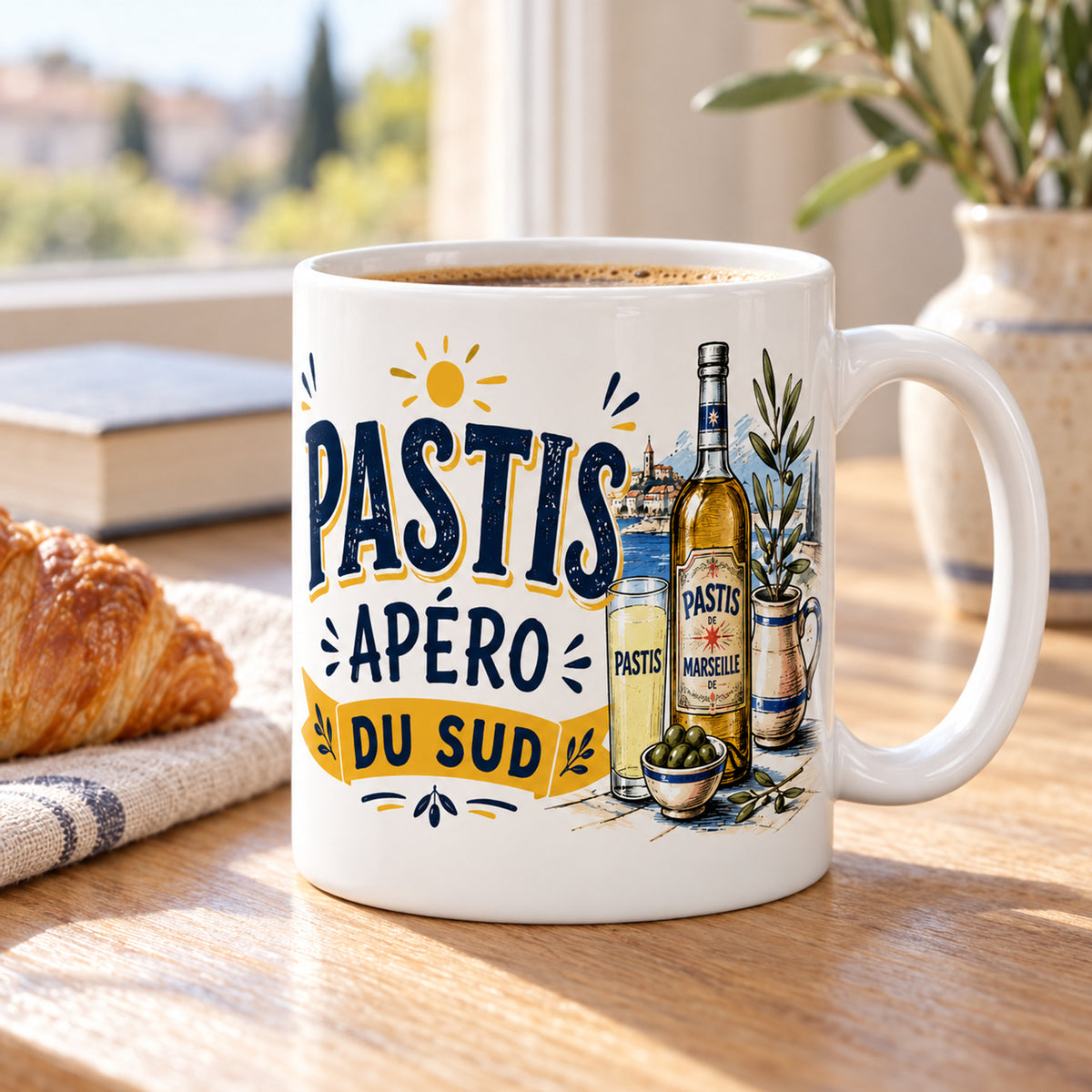 Mug Pastis Apéro du Sud « Marseille & Provence » posé sur une table en bois avec un croissant, pause café
