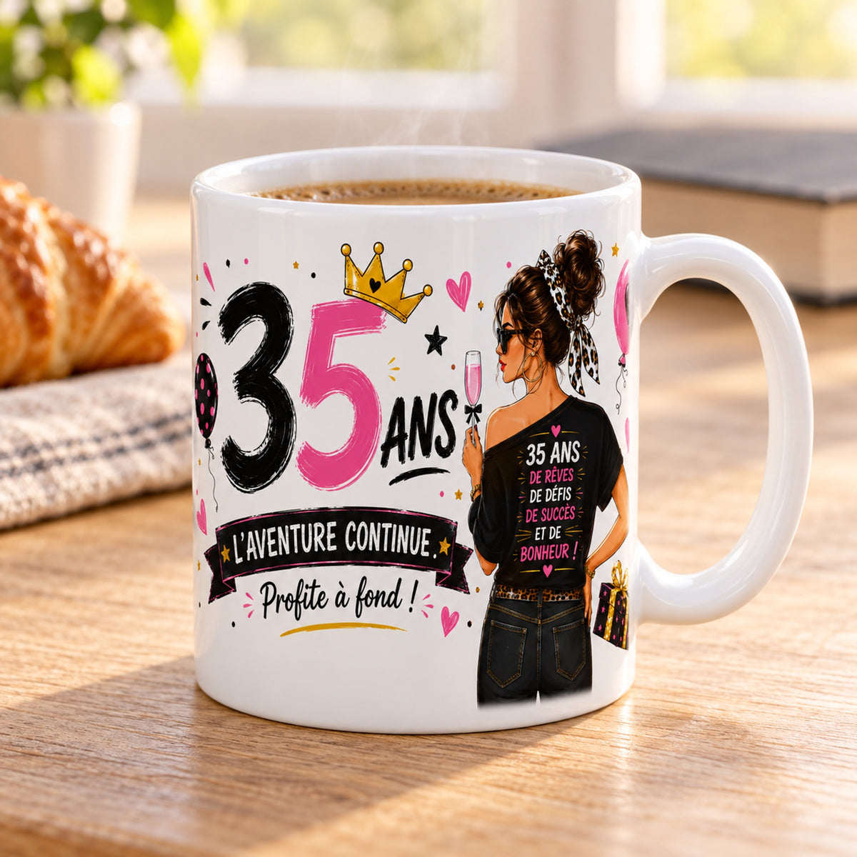 Mug 35 ans Femme « De Rêves, de Défis et de Bonheur » posé sur une table en bois avec un croissant, pause café