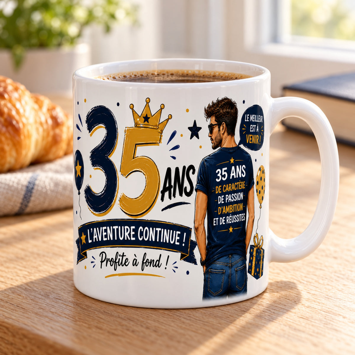Mug 35 ans Homme « De Caractère, de Passion et d'Ambition » posé sur une table en bois avec un croissant, pause café