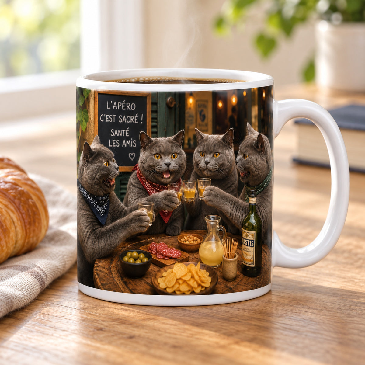 Mug Chats Apéro « L'Apéro c'est Sacré » posé sur une table en bois avec un croissant, pause café