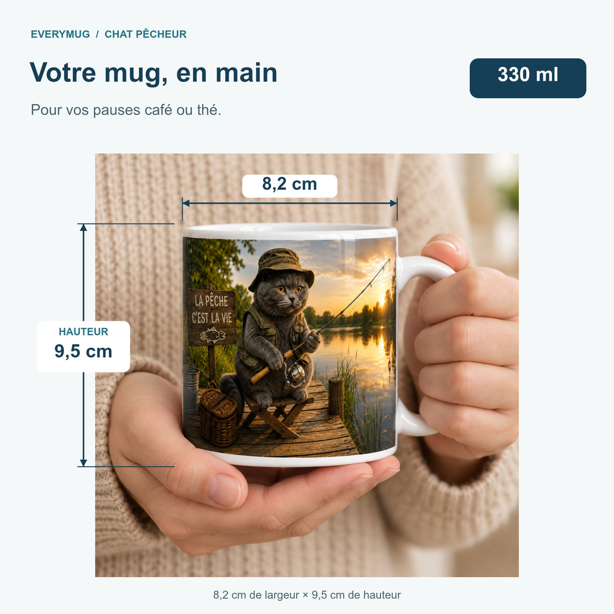 Mug Chat Pêcheur tenu en main : 8,2 cm de largeur, 9,5 cm de hauteur, 330 ml