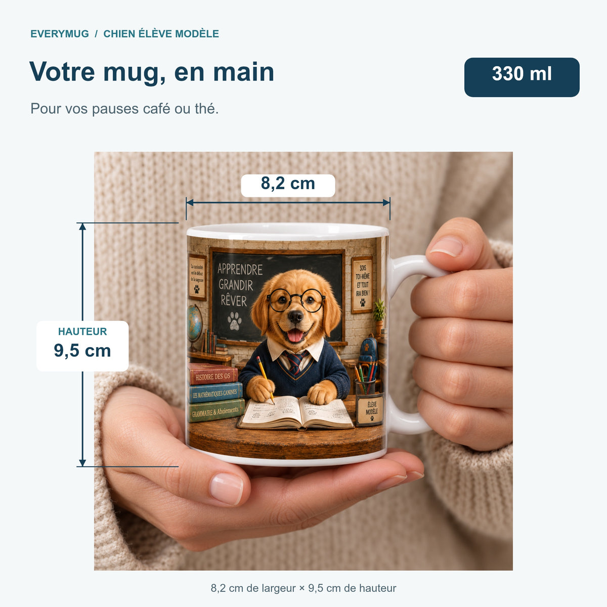 Mug Chien Élève Modèle tenu en main : 8,2 cm de largeur, 9,5 cm de hauteur, 330 ml