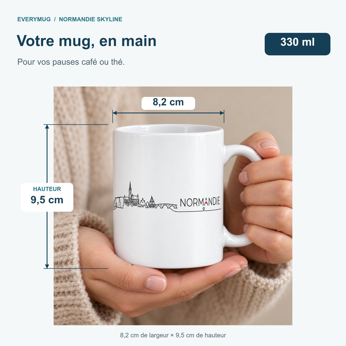 Mug Normandie Skyline tenu en main : 8,2 cm de largeur, 9,5 cm de hauteur, 330 ml