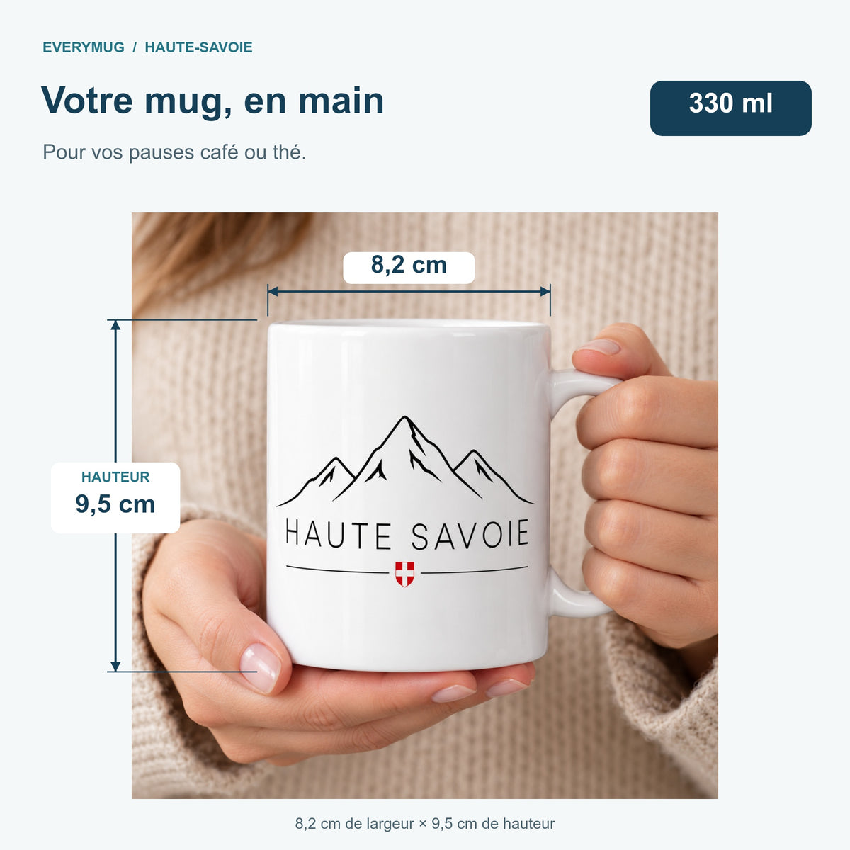 Mug Haute-Savoie tenu en main : 8,2 cm de largeur, 9,5 cm de hauteur, 330 ml