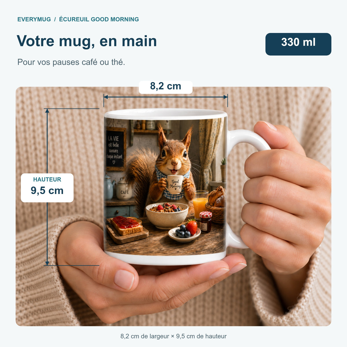 Mug Écureuil Good Morning tenu en main : 8,2 cm de largeur, 9,5 cm de hauteur, 330 ml