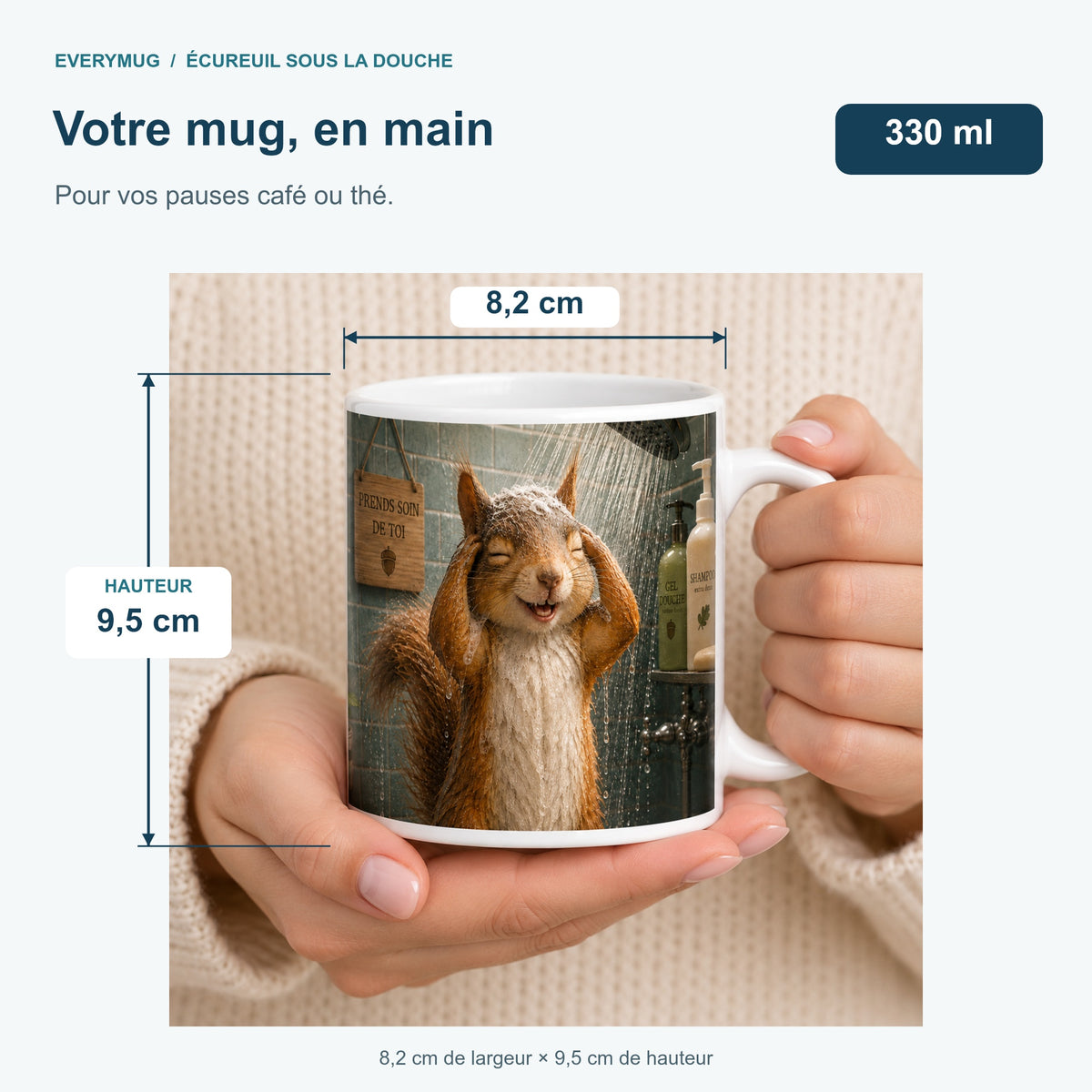 Mug Écureuil sous la Douche tenu en main : 8,2 cm de largeur, 9,5 cm de hauteur, 330 ml