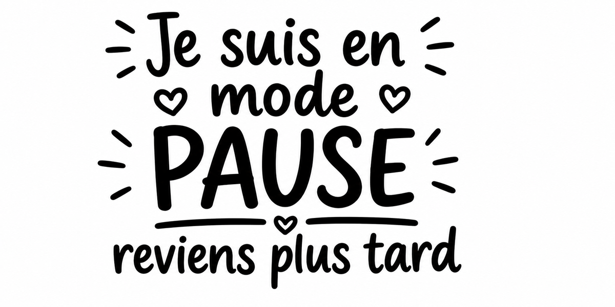 Design du mug Mode Pause : texte « Je suis en mode PAUSE, reviens plus tard » avec cœurs et éclats dessinés