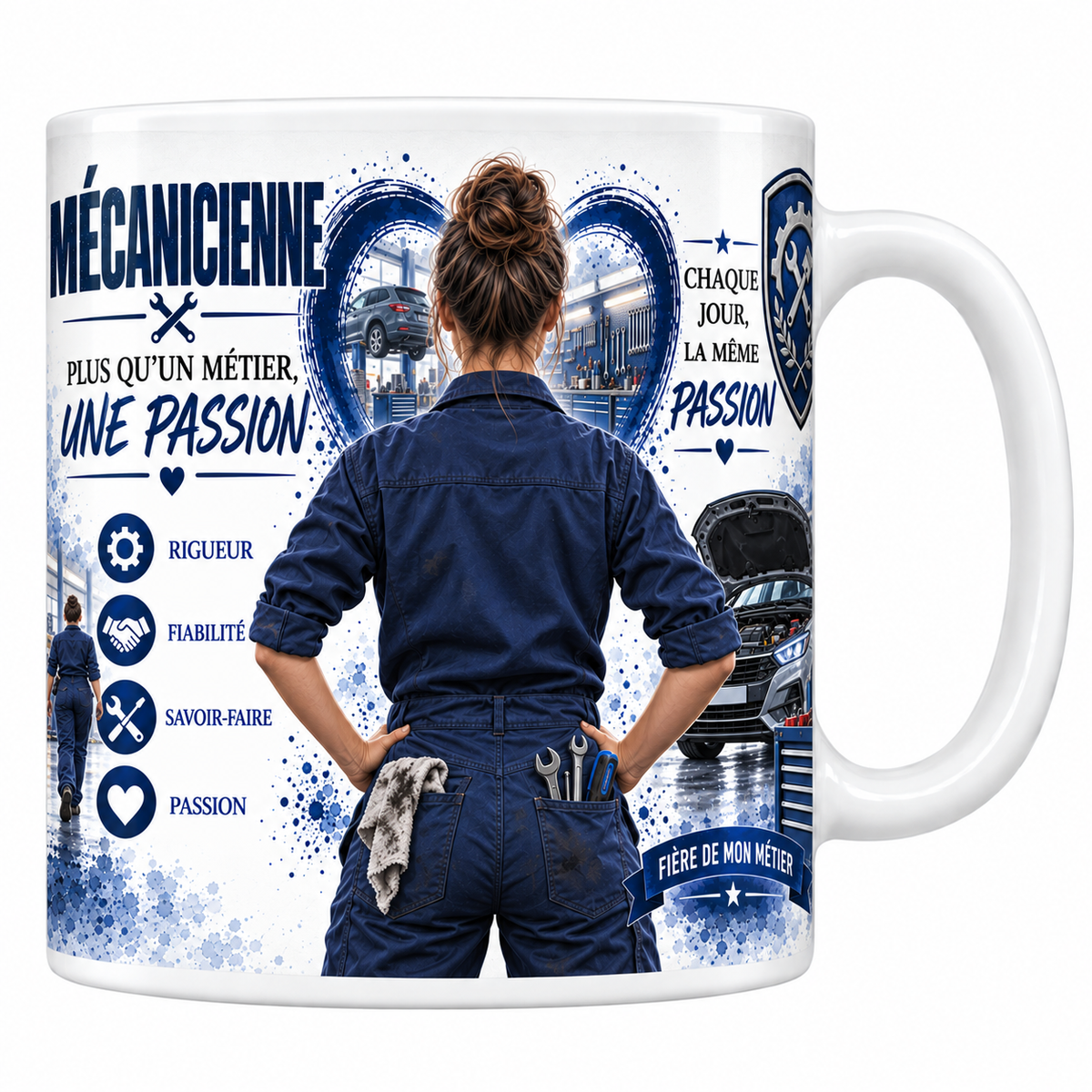 Mug mécanicienne en céramique blanche 330 ml, affiche MÉCANICIENNE en grand, une mécanicienne en combinaison bleue vue de dos les mains aux hanches, blason bleu à la clé et à l'engrenage, quatre valeurs rigueur, fiabilité, savoir-faire, passion