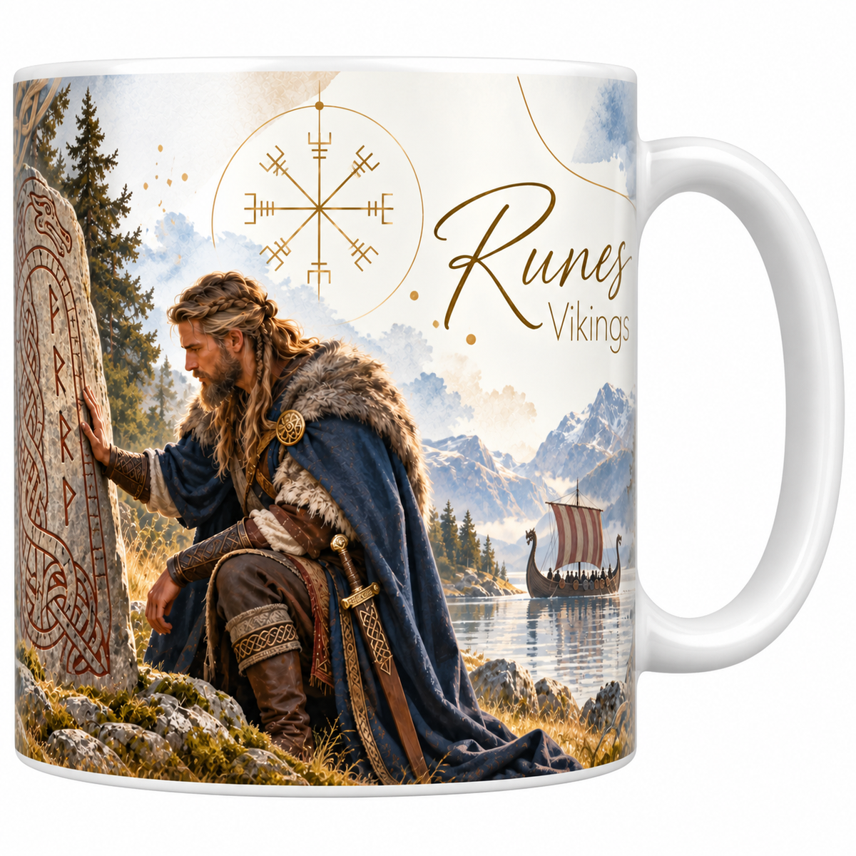 Mug céramique blanche 330 ml illustré à l'aquarelle d'un homme en cape et fourrure agenouillé devant une pierre runique gravée, un drakkar sur le fjord derrière lui, des sapins et des montagnes, une rose des vents runique dorée et le titre Runes Vikings en lettres dorées