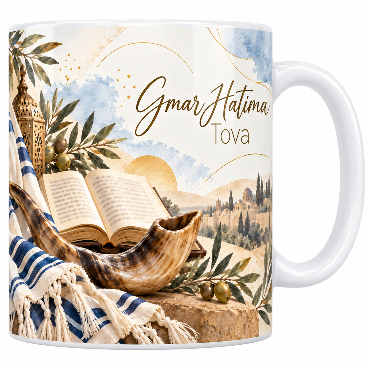 Mug céramique blanche 330 ml illustré de Gmar Hatima Tova à l'aquarelle, un livre ouvert posé sur une pierre, un shofar de corne torsadée à côté, un talit crème à rayures bleues, une lanterne allumée et le titre Gmar Hatima Tova en lettres dorées