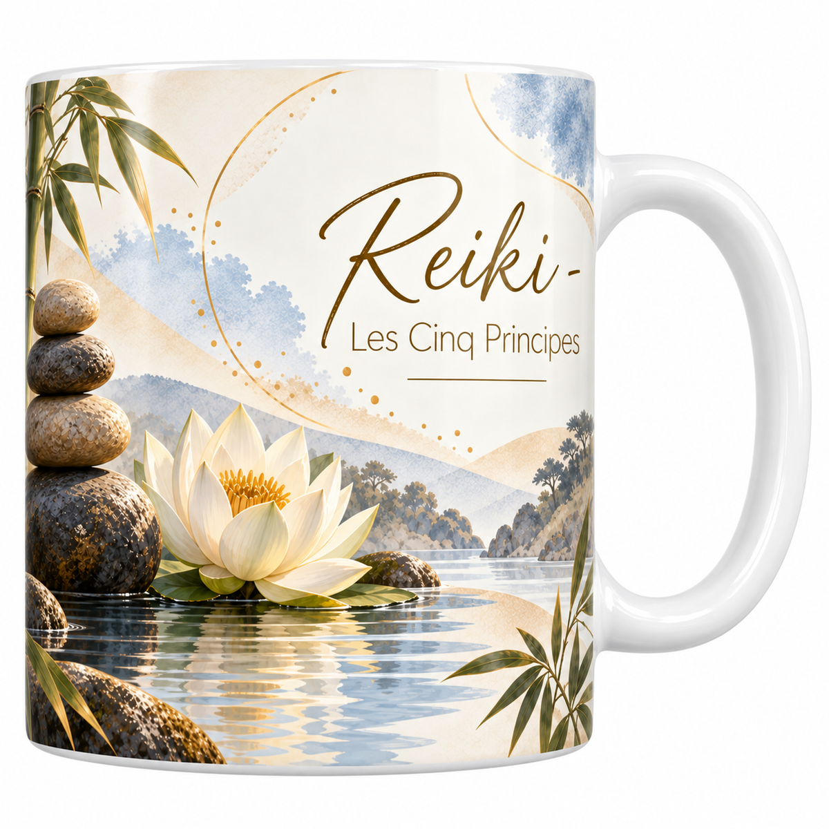 Mug céramique blanche 330 ml illustré du Reiki à l'aquarelle, un cairn de galets empilés sur un rocher sombre, un lotus blanc à cœur doré posé sur l'eau calme, des bambous verts, les collines brumeuses et le titre Reiki - Les Cinq Principes en lettres dorées