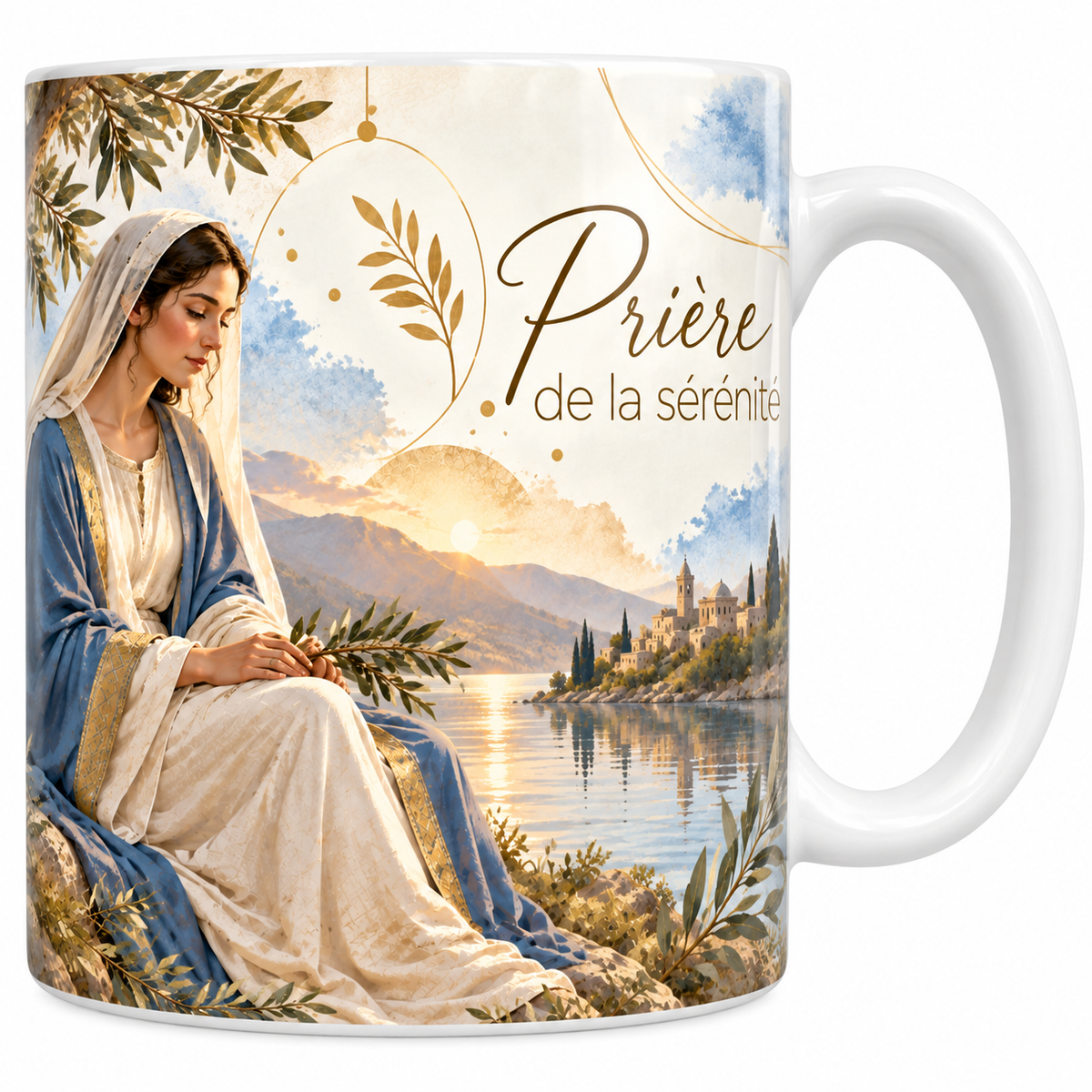 Mug céramique blanche 330 ml illustré d'une femme assise au bord d'un lac, voile clair et manteau bleu, un rameau d'olivier entre les mains, face à un soleil bas qui se reflète sur l'eau, avec le titre Prière de la sérénité en lettres dorées