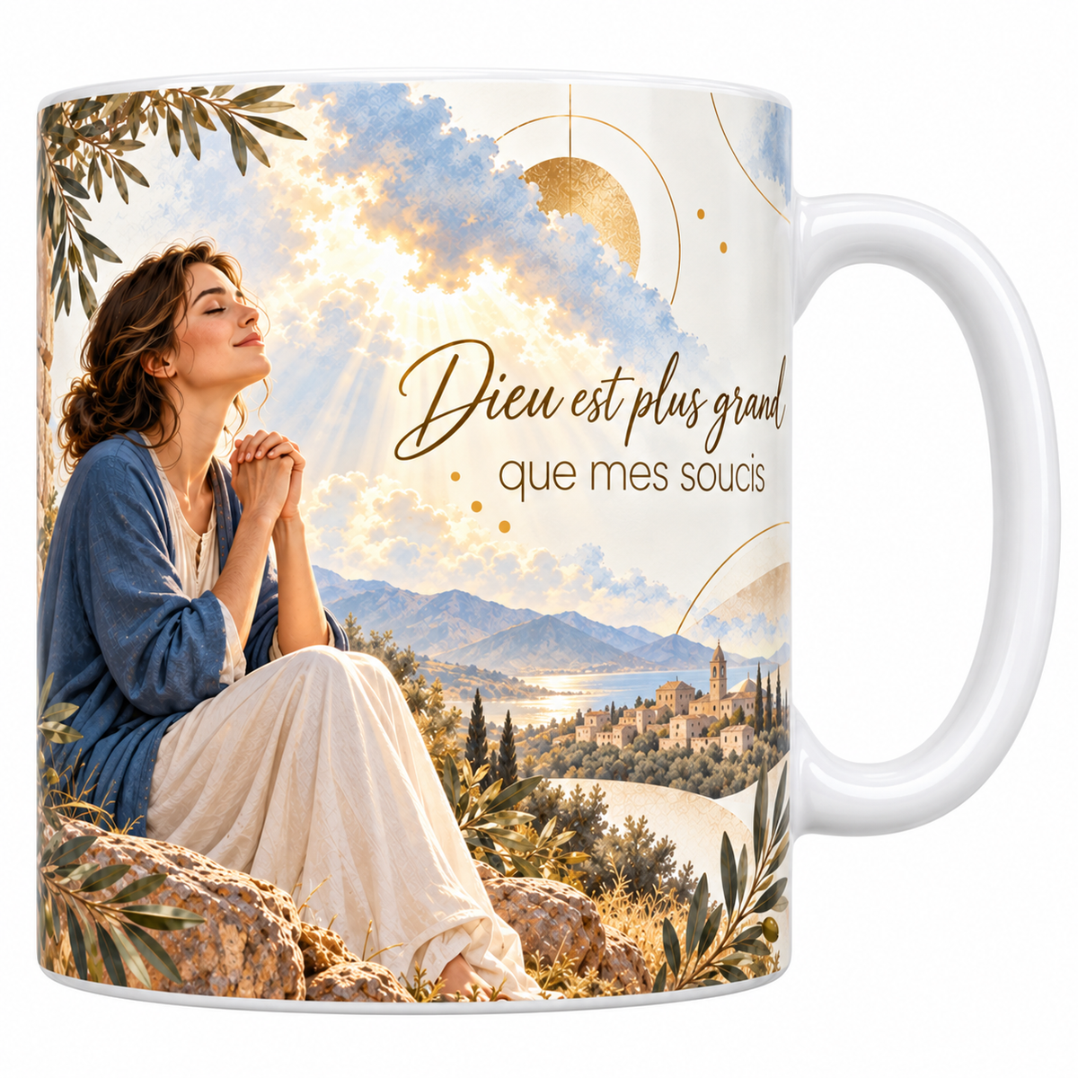 Mug céramique blanche 330 ml illustré d'une femme en robe blanche et manteau bleu assise sur un rocher, les mains jointes et le visage levé vers la lumière, face à une vallée et un village, avec la phrase Dieu est plus grand que mes soucis en lettres dorées