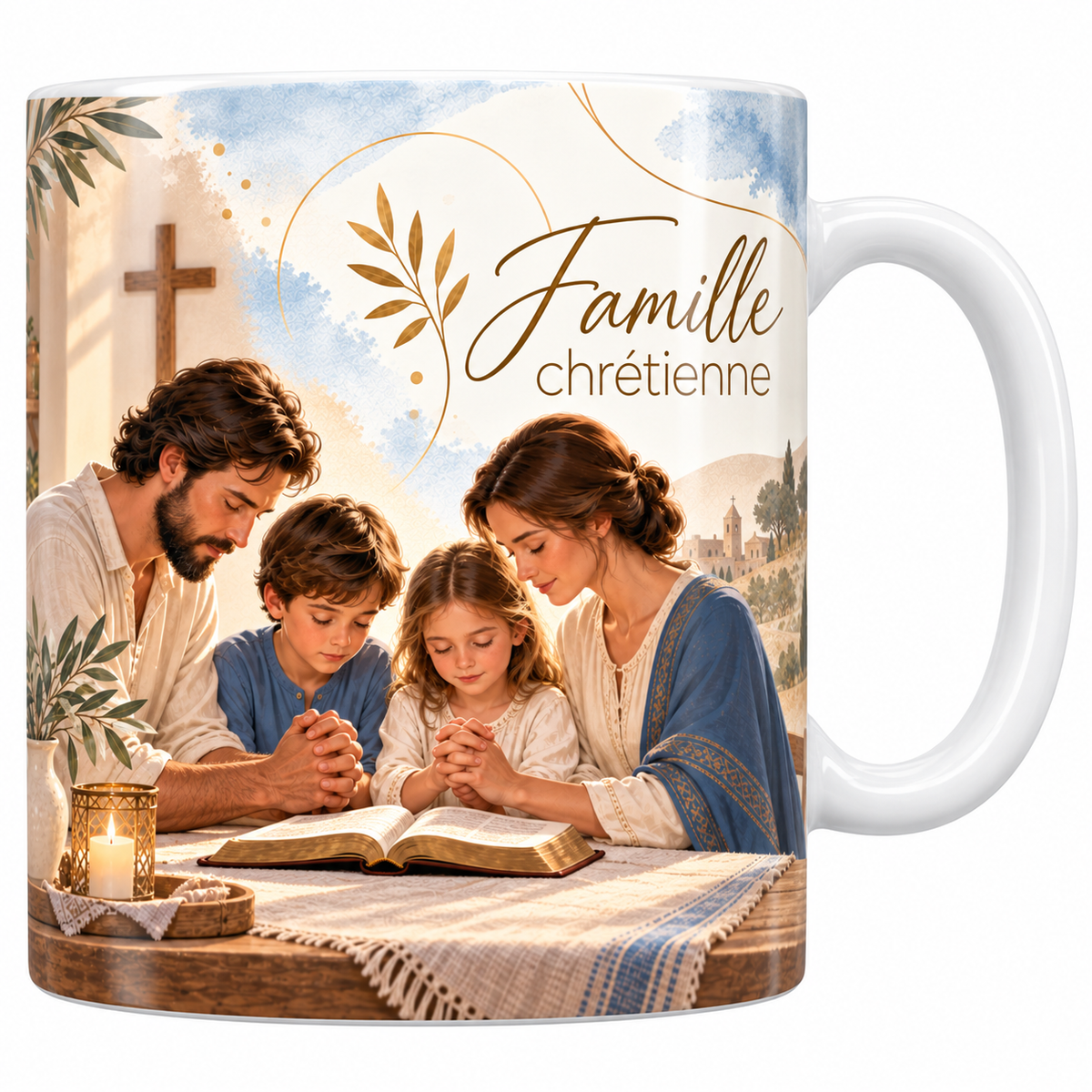 Mug céramique blanche 330 ml illustré d'une famille de quatre penchée autour d'une table de bois, les mains jointes devant une grande bible ouverte, une bougie et une croix au mur, avec le titre Famille chrétienne en lettres dorées