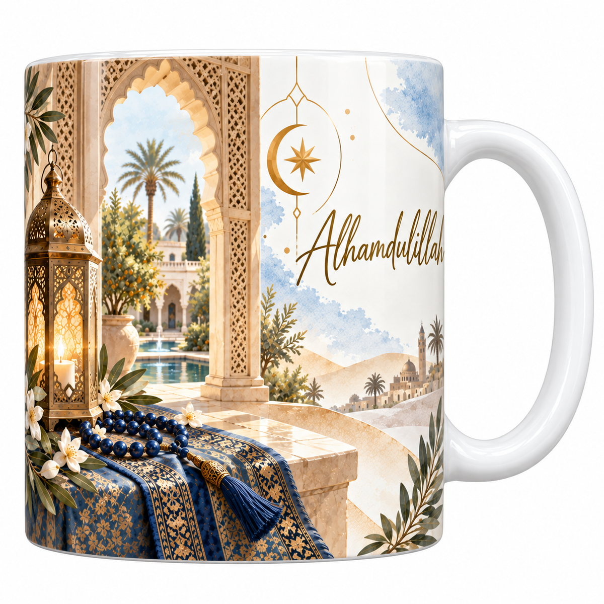 Mug céramique blanche 330 ml illustré d'une arcade sculptée ouverte sur un patio à bassin et palmier, une lanterne de laiton allumée, un chapelet bleu lapis et une étoffe brodée d'or, avec le mot Alhamdulillah en lettres dorées