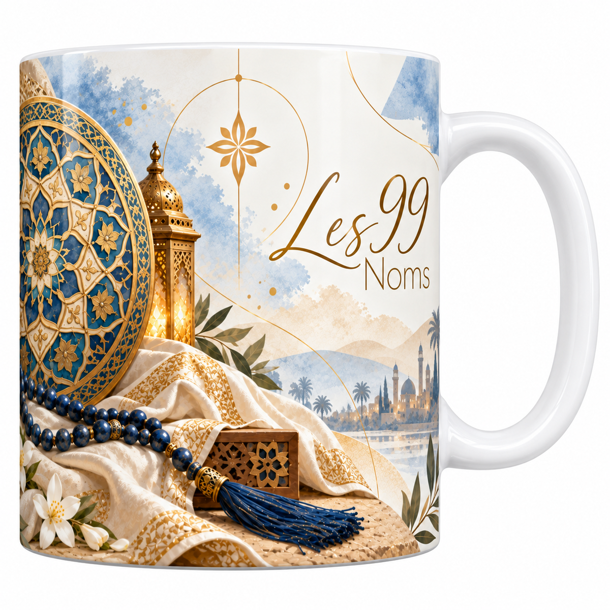 Mug céramique blanche 330 ml illustré d'un grand médaillon de zellige bleu et or à étoile géométrique, une lanterne de laiton allumée, un chapelet bleu lapis et une étoffe brodée d'or, avec le titre Les 99 Noms en lettres dorées