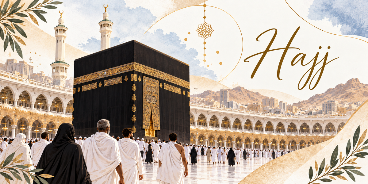 Illustration de la Kaaba drapée de sa tenture noire à large bandeau brodé d'or et de sa porte dorée, dressée au centre de la cour de marbre blanc de la Grande Mosquée de La Mecque bordée d'arcades éclairées de chandeliers, deux minarets à croissant, une foule dense de pèlerins vus de dos en étoffe blanche non cousue et en abaya noire, les montagnes et les immeubles de la ville au fond, un médaillon géométrique doré suspendu, des rameaux d'olivier, et le mot Hajj en lettres dorées