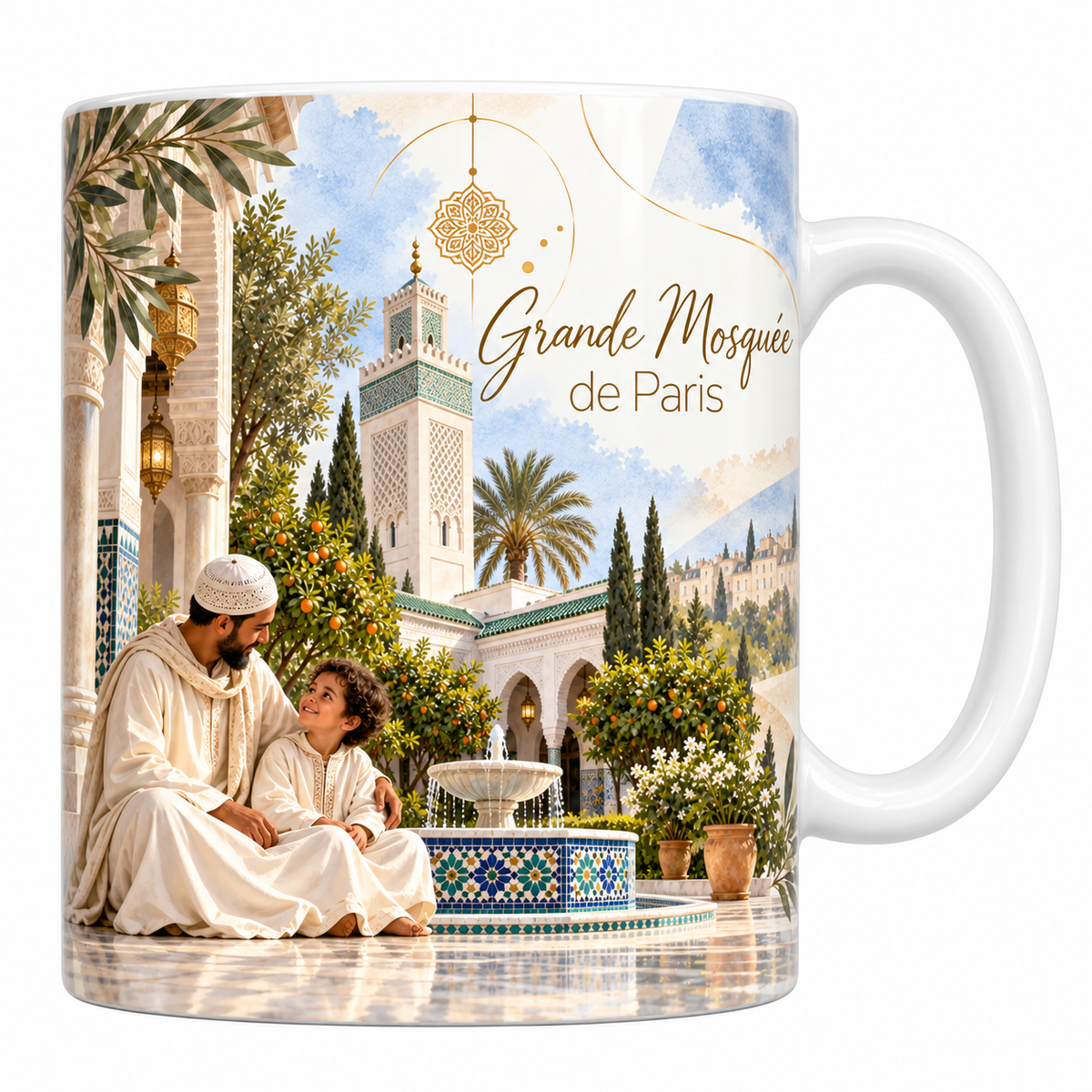 Mug céramique blanche 330 ml illustré du minaret à zellige vert de la Grande Mosquée de Paris au-dessus d'un patio d'orangers, avec sa fontaine de zelliges et un homme en djellaba assis avec un enfant, titre en lettres dorées