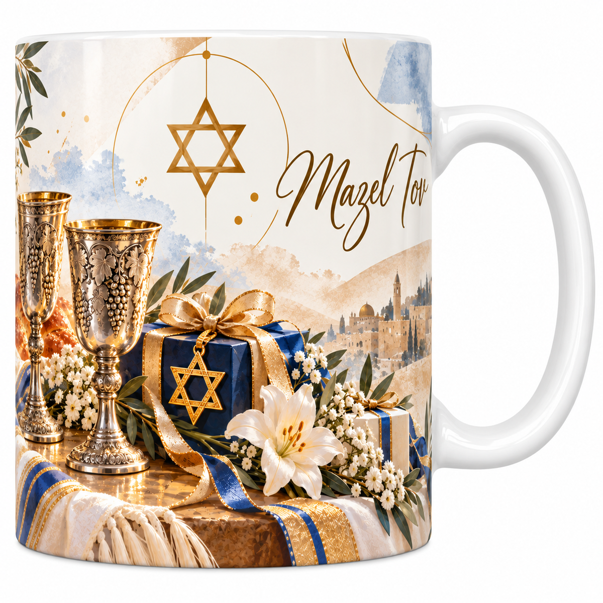 Mug céramique blanche 330 ml illustré de deux coupes de kiddouch en argent ciselé, d'une challah et d'un cadeau bleu nuit à étoile de David sur un talit à raies bleues, avec la formule Mazel Tov en lettres dorées